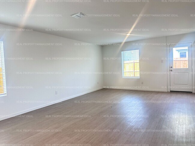 Foto del edificio - 718 Sandhill Crane Ln