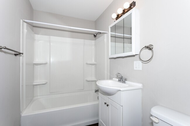 Foto del edificio - 3 Bed, 1 Bath Home with Deck & Fenced Backyard