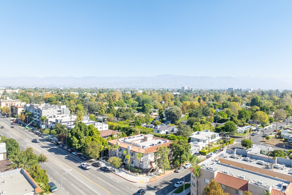 Contexto - 4904 Laurel Canyon Blvd