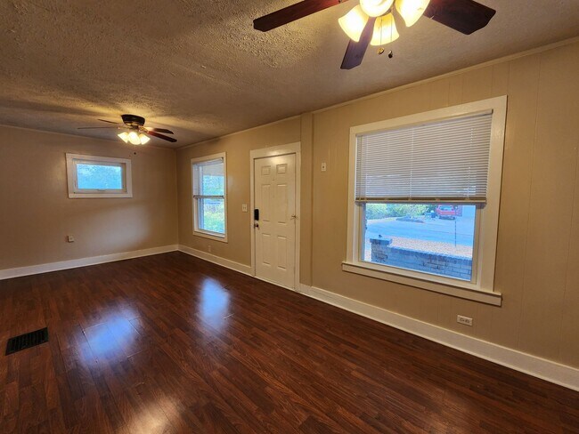 Foto del edificio - 3 Bedrooms, 1.5 Bath Brick Bungalow with Basement & Large Yard.  Close to UofL.