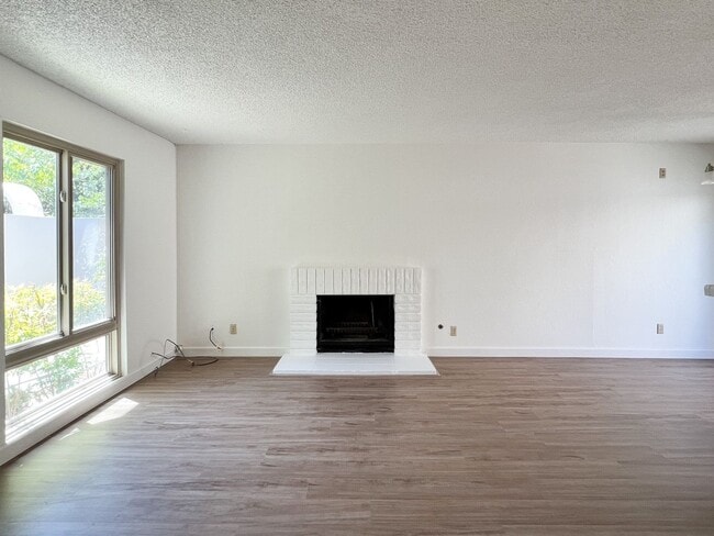 Building Photo - Two Bedroom Napa Condo