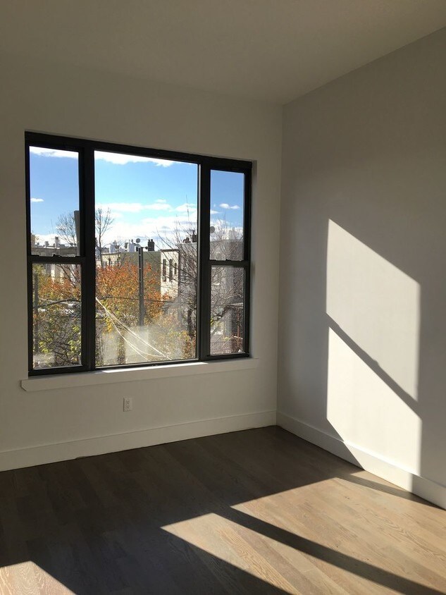 Primary Photo - 2025 Grove St