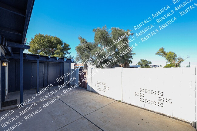 Building Photo - 712 N Santa Barbara