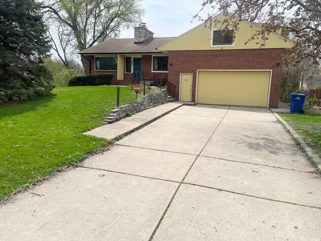 Foto del edificio - 449 Desnoyer Ave