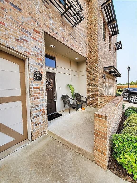 Front Porch - 477 S Fretz Ave