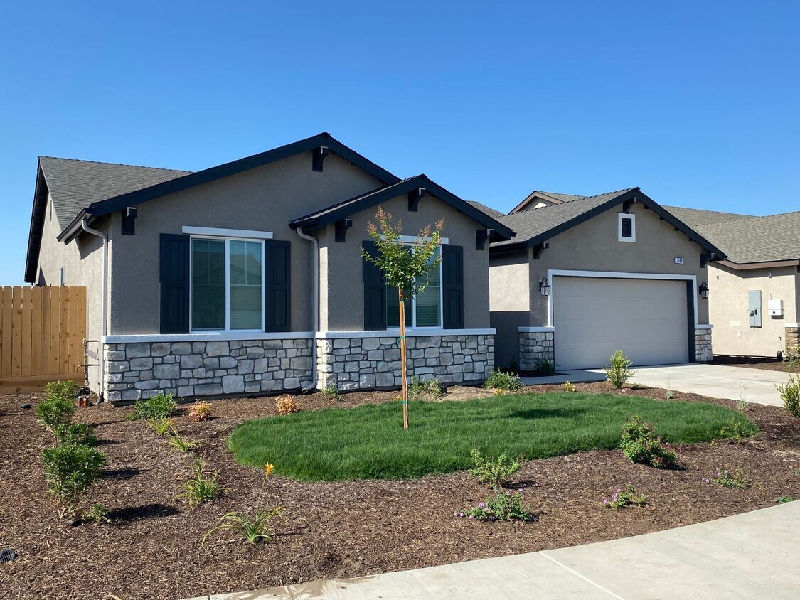 Foto principal - Gorgeous NEWER home between Tulare and Vis...