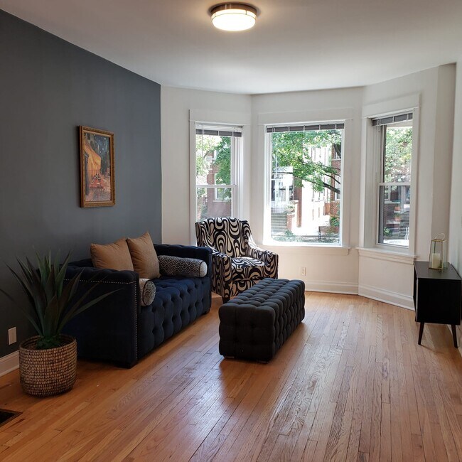 Foto del edificio - 3042 W Eastwood Ave