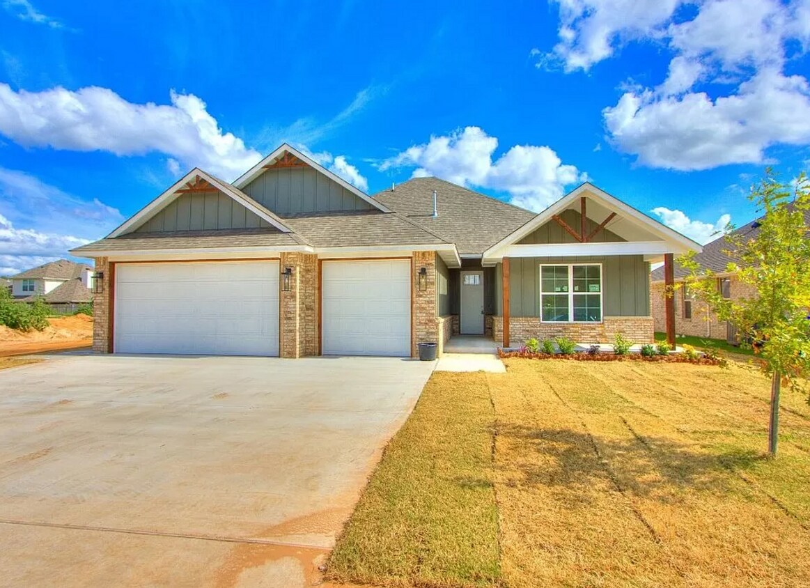 Primary Photo - Beautiful 4BD/2BTH with a 2 car garage tha...