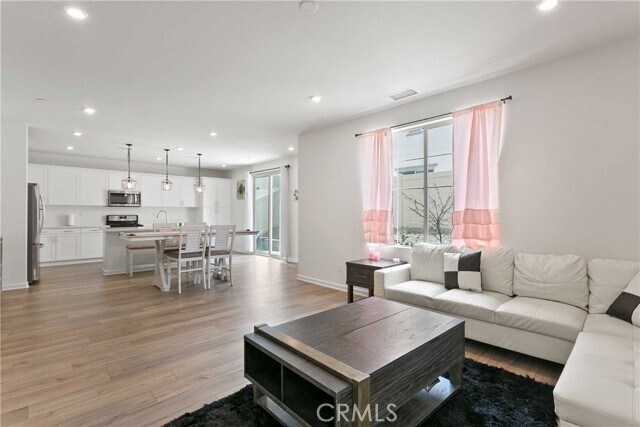 Foto del edificio - 460 W Buttercup Ln