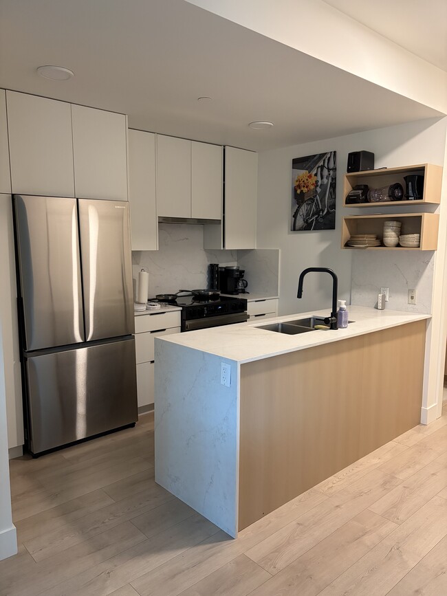 Building Photo - 620 Coronation Av