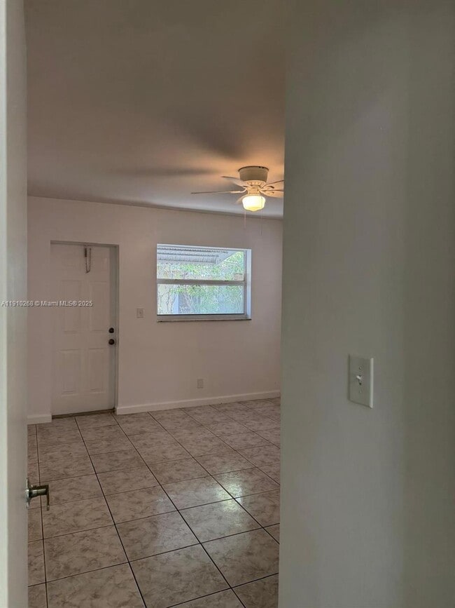 Building Photo - 231 NE 40th Ct