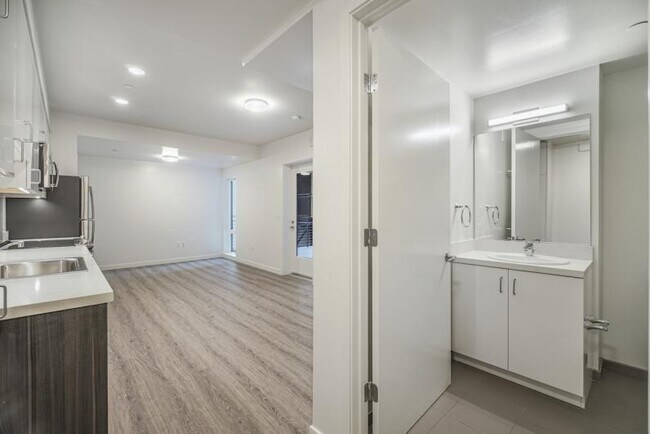 Building Photo - New Spacious Modern Studio with Large Patio