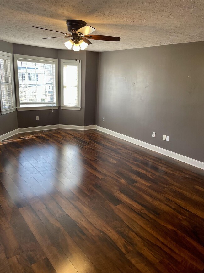 Foto del edificio - 713 Wyndhurst Dr