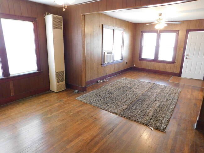 Building Photo - Charming 2-bedroom, 1-bathroom home locate...