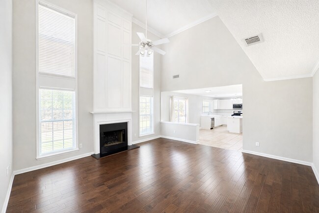 Foto del edificio - Spacious Home with Open Layout in Prime Johns Creek Location