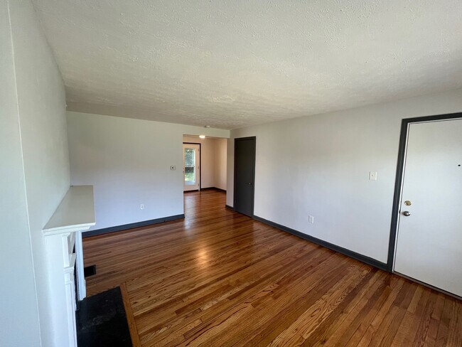 Building Photo - 2028 Ridgeview Rd