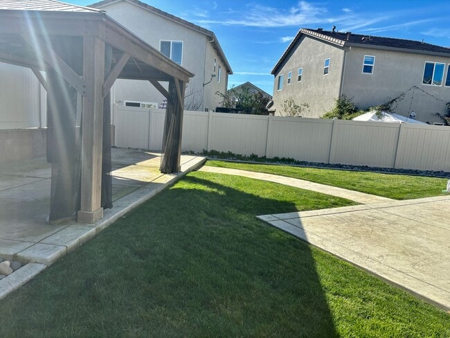 Foto del edificio - Stunning Natomas 4/2.5.  Backyard is AMAZING!  Please read ad for viewings!