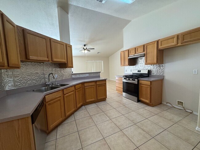 Foto del edificio - Charming 3-Bed 2-Bath Home on Spacious Lot...