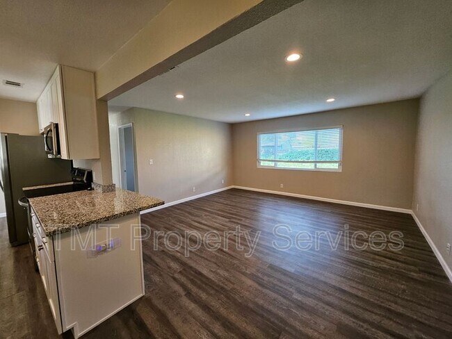 Foto del edificio - 4679 E Eastview Dr