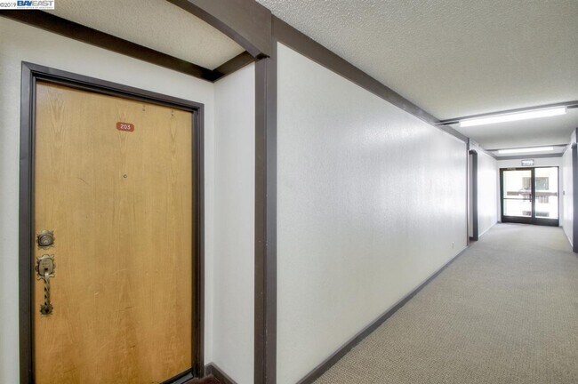 Building Photo - Beautiful Gated Community One Bedroom One ...