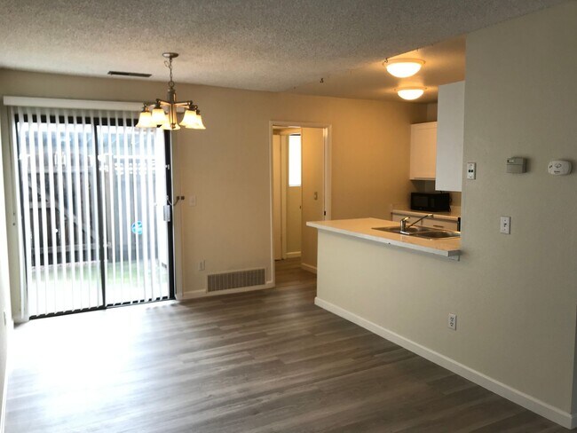 Foto del edificio - Charming and Conveniently Located Townhome...