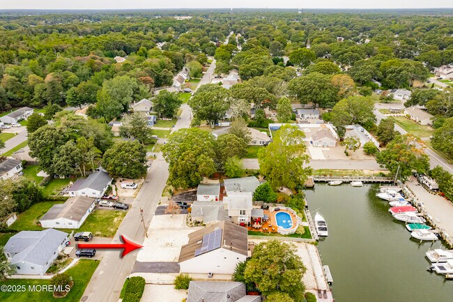 Foto del edificio - 410 Hemlock Dr
