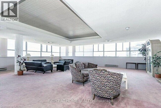 Building Photo - 375 King St N