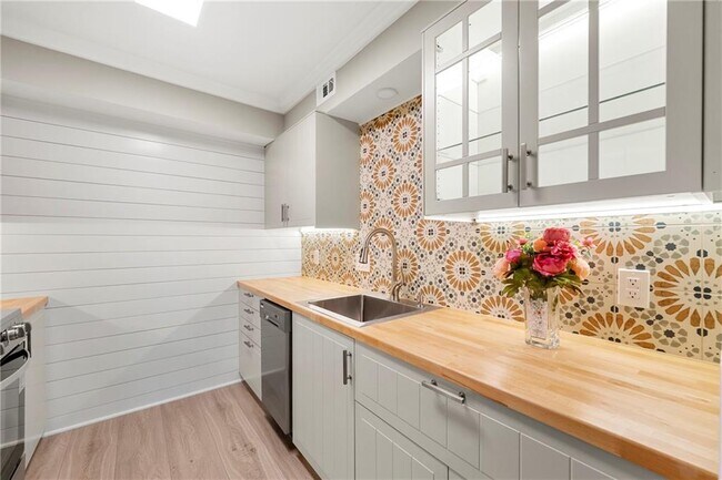 Building Photo - 475 Mount Vernon Hwy NE