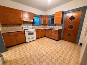 Building Photo - 133 Elm St