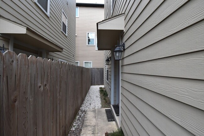 Foto del edificio - BEAUTIFUL 3 STORY HOME WITH 3 BEDROOM 3.5 BATHS 2 CAR GARAGE. FEATURES A OPEN SPACE FEEL, LIVING ...