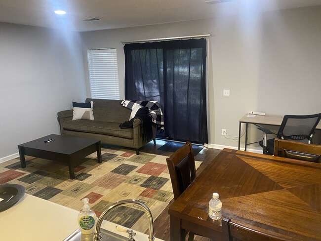 Foto del edificio - 1048 Stonegate Dr