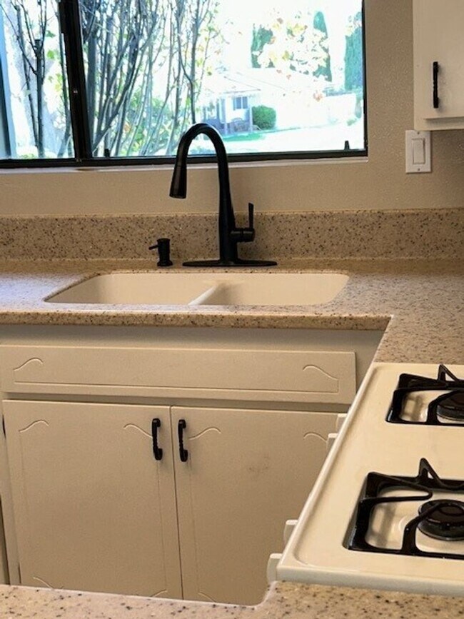 Foto del edificio - Well-Maintained Home with Great Outdoor Space