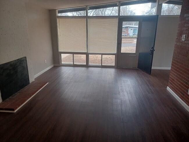 Building Photo - 2805 Countryside Dr