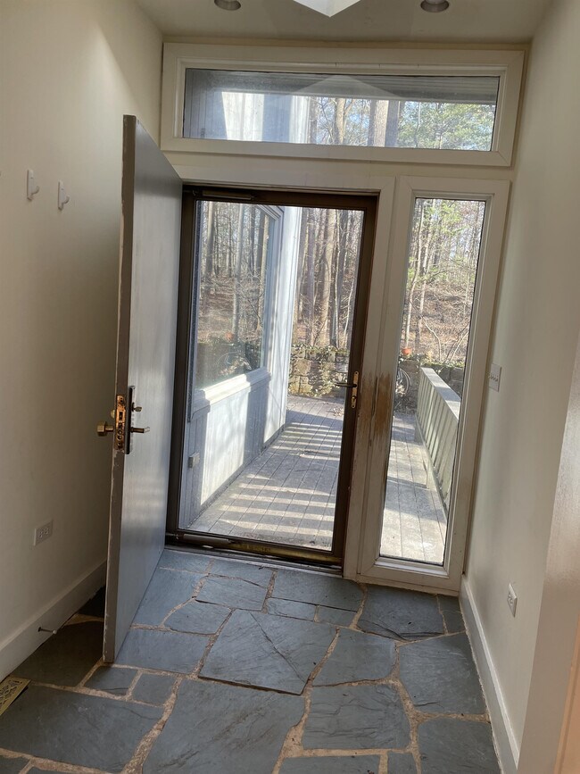 Foto del edificio - 333 Hidden Valley Ln