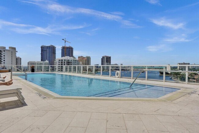 Foto del edificio - 401 N Birch Rd
