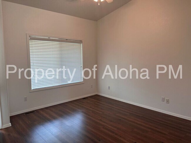 Building Photo - 833 W Hackamore Ave