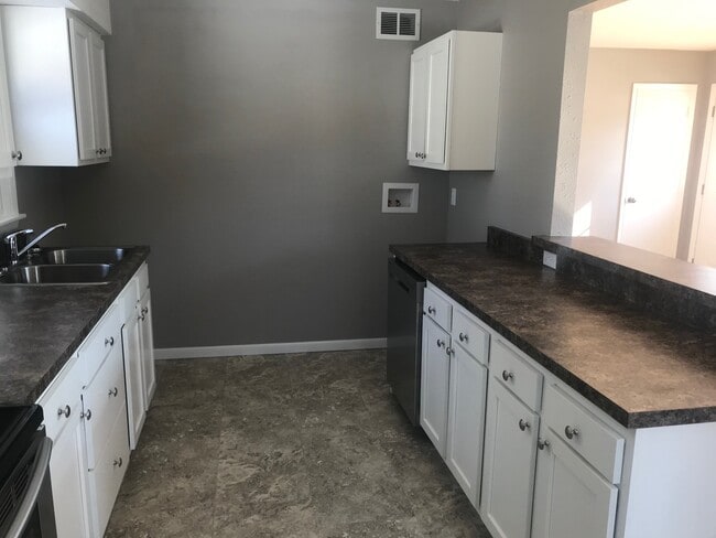 Building Photo - 1244 Pershing Dr