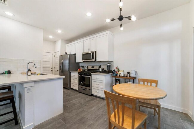 Foto del edificio - 6409 Berkman Dr