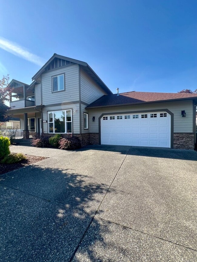 Building Photo - Beautiful 3 Bedroom in Private Community! HALF OFF FIRST MONTHS RENT!