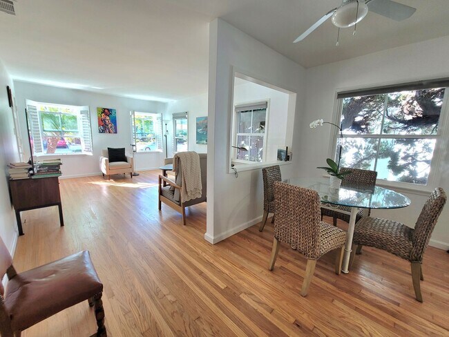 Foto del edificio - Prime Sunset Park 2/1 with 6000 sq ft lot