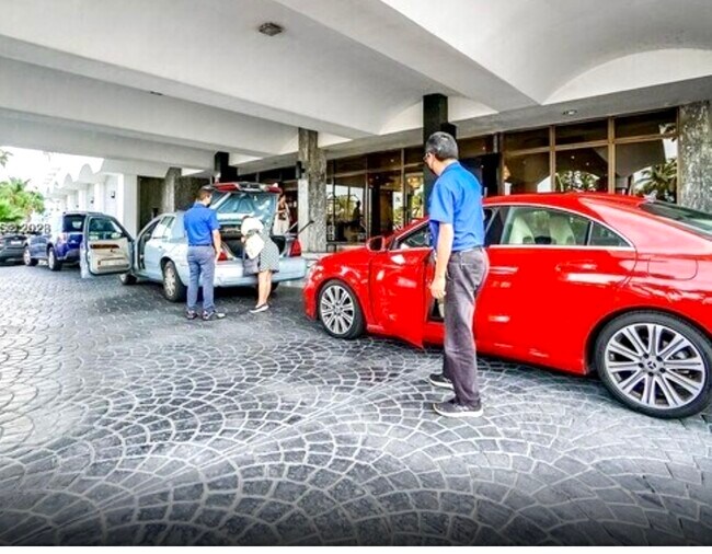 El estacionamiento valet puede ser una opción para los huéspedes. - 5401 Collins Ave