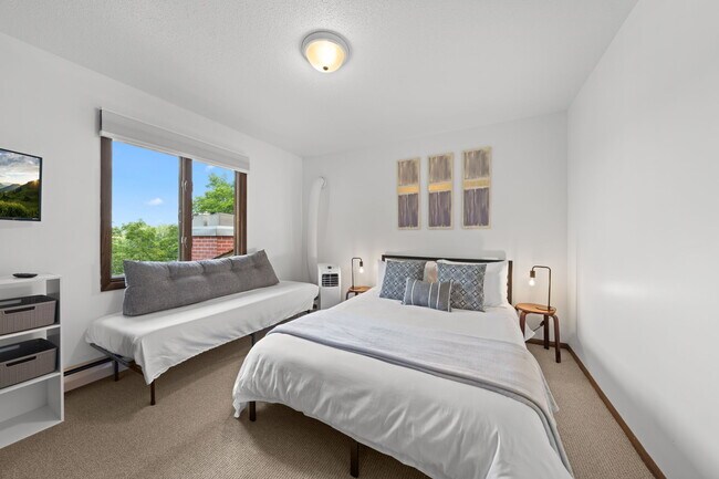 Habitaciones confortables, listas para un buen descanso nocturno. - Cross Lake Estates - Furnished Rentals