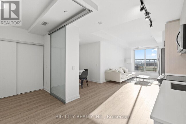 Building Photo - 286 Main St