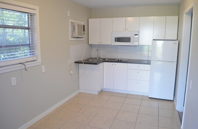 Building Photo - Adorable 1bed/1 bath home nestled between ...