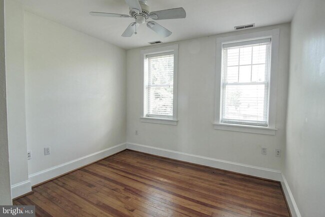 Foto del edificio - 206 E 8th St