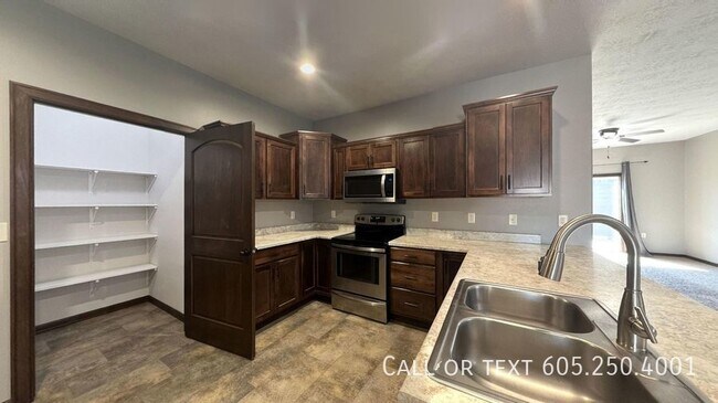 Building Photo - Perfect 3 Bedroom Twin home with Fantastic...