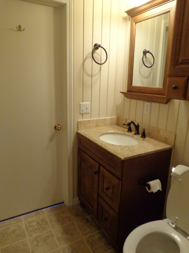 Foto del edificio - 605 Poplar Ln