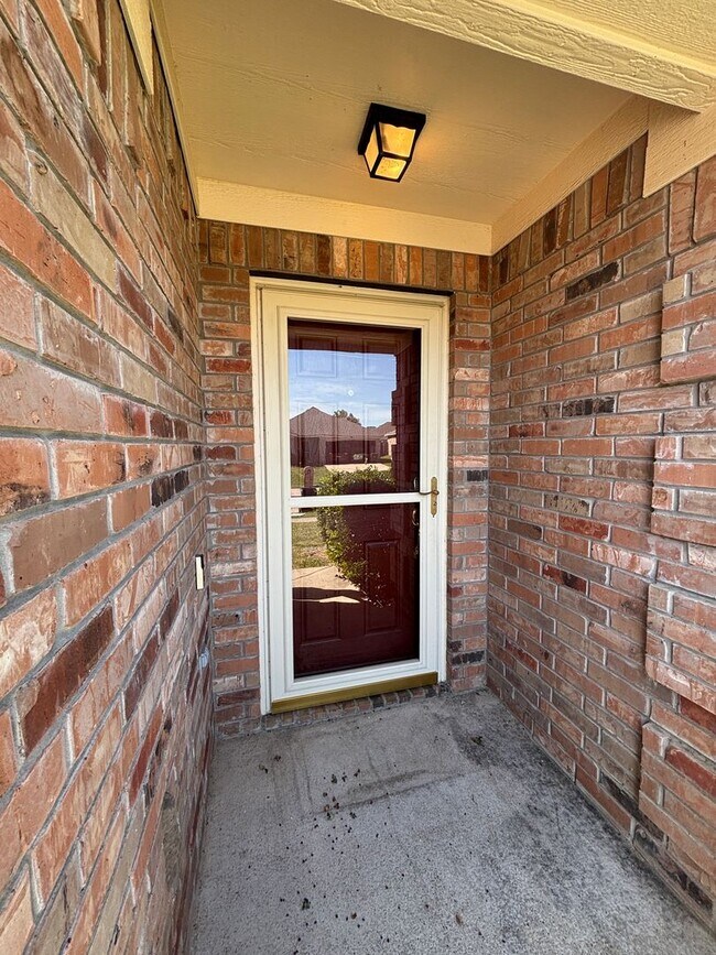 Foto del edificio - 4 BR/2BA | Updated Single Family Home | 2-Car Garage Parking | Fenced backyard