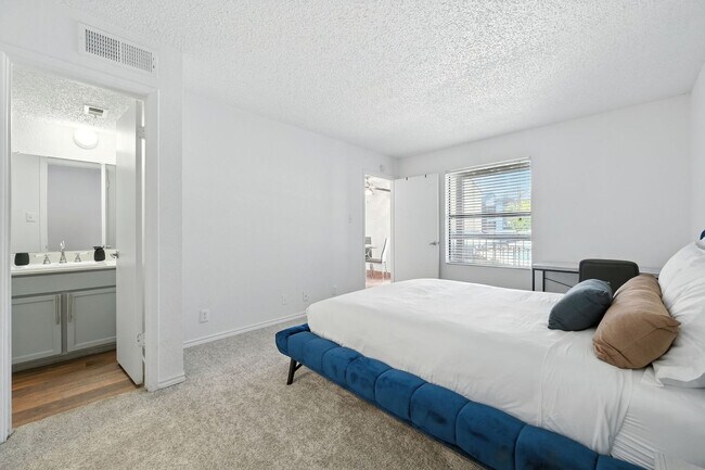 Foto del edificio - 1071 Clayton Ln