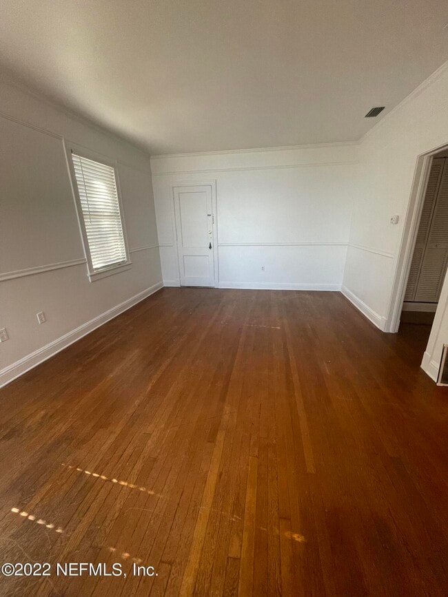 Building Photo - 2746 Vernon Terrace